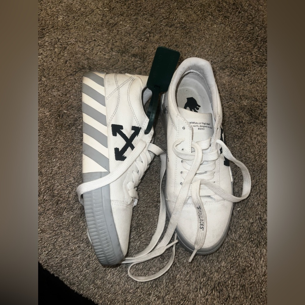 Barely worn off white sneakers